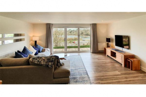 Swans View - Sea Views and Beach 3 minutes walk